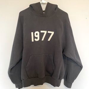 Fear of God Essentials '1977' Hoodie in Iron (Size XS)